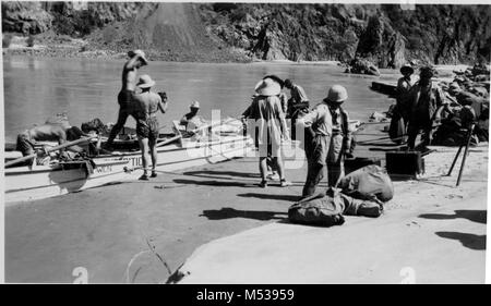 NEVILLS "5 TH COLORADO RIVER EXPEDITION am Mund des Bright Angel Creek. PHOTOGRAPEHR J.M. EDEN. CIRCA 1947. Grand Canyon Nat Park historische Fluss Foto. Stockfoto