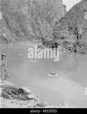 Boote von NEVILLS "5 TH COLORADO RIVER EXPEDITION NÄHERT KAIBAB SUSPENSION BRIDGE. Fotograf J.M. EDEN. CIRCA 1947. Grand Canyon Nat Park historische Fluss Foto. Stockfoto