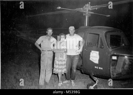 ARIZONA HELICOPTER SERVICE MASCHINE IN TUSAYAN OPERATING BASE NACH LANDIN MIT ED HUDSON JR., DER GERETTET WURDE VOM GRAND CANYON NACH VERLUST EINES BOOTES, 19. Juni 1950. Von links nach rechts, ROT CARSON, Pilot, Frau. ED HUDSON, und ED JR. Fotograf J.M. EDEN. CIRCA 1950. Grand Canyon Nat Park historische Fluss Foto. Stockfoto