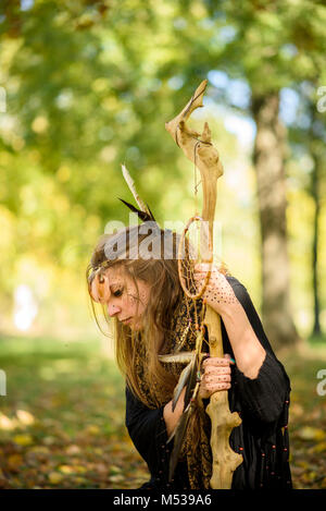 Schamane tribal Frau casting Ritual Magic in der Natur Stockfoto