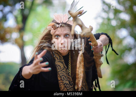 Schamane tribal Frau casting Ritual Magic in der Natur Stockfoto