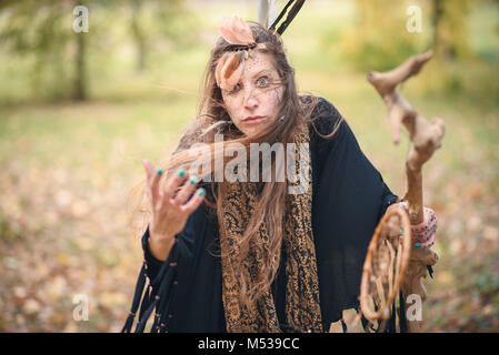 Schamane tribal Frau casting Ritual Magic in der Natur Stockfoto