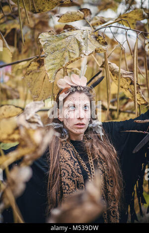 Schamane tribal Frau casting Ritual Magic in der Natur Stockfoto