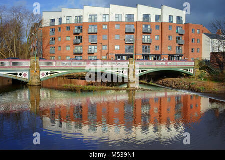 Großbritannien, South Yorkshire, Sheffield, Ball Street Bridge und River Don. Stockfoto