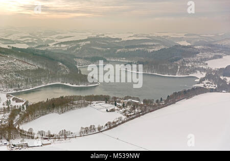 Luftaufnahme, Henne See, Hennesee im Schnee, Meschede, Sauerland, Nordrhein-Westfalen, Deutschland, Europa, Meschede, Sauerland, Nordrhein-Westfalen Rhine-Westphal Stockfoto