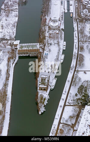 Luftaufnahme, Mülheim Ruhr Wasser station Haus Ruhrnatur, Winter und Schnee, Weiße Flotte, Passagierschiff, Mülheim an der Ruhr, Ruhrgebiet,Rhine-We Stockfoto