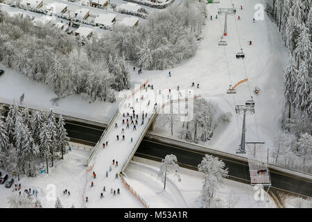 Luftaufnahme, Sprungschanze, Skilift, Schlangen vor dem Skilift, Winter, Schnee in Winterberg, Winterberg, Sauerland, Hochsauerlandkreis, HSK, Nord Stockfoto