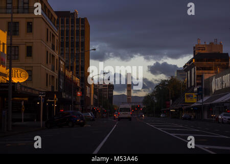 Palmerston North Stadt in der Dämmerung, mit Bergen und Uhrturm auf dem Hintergrund, Neuseeland Stockfoto