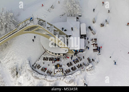 Luftaufnahme, St. Georg Schanze, Apres-ski, rest stop, Skilift, Schnee, Schlangen vor dem Skilift, Winter in Winterberg, Winterberg, Sauerland, Ho Stockfoto