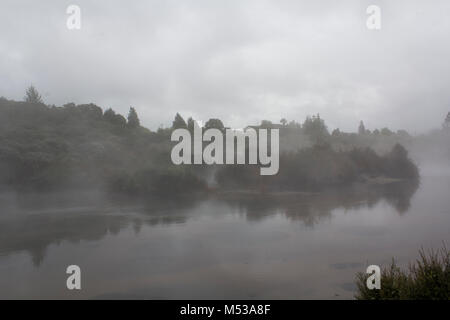 Filmische neblige Landschaft Stockfoto