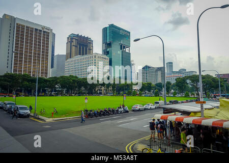 Singapur, Singapur - Februar 01, 2018: Im Freien von unbekannten Menschen zu Fuß in den Straßen mit einigen Gebäuden hinter im Central District von Singapur Stockfoto