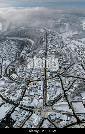 Luftaufnahme, St. Jakobus Kirche, in der Nähe von Winterberg Zentrum mit Tourismus Zentrum Oversum serviert, Winter in Winterberg, Winterberg, Sauerland, Hochsauerlandkreis, Stockfoto