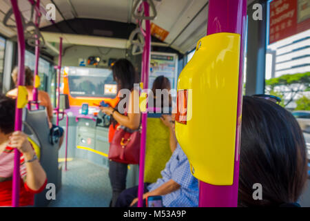 Singapur, Singapur - Februar 01, 2018: in der Nähe von selektiven Fokus eines BUS-Taster an der Indoor Ansicht von unbekannten Personen innerhalb eines Busses, öffentliche Verkehrsmittel in Singapur Stockfoto