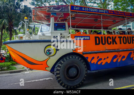 Singapur, Singapur - Februar 01, 2018: Im freien Blick auf Duck Tour Bus Öffentliche Verkehrsmittel, für Reisen rund um die Stadt in Singapur Stockfoto