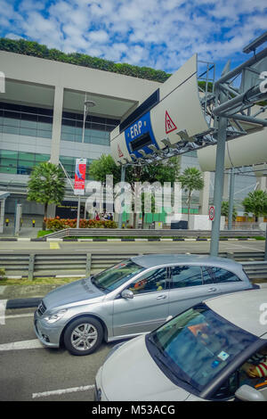 Singapur, Singapur - Februar 01, 2018: Autos geht durch ERP-System auf der Straße in der Innenstadt von Orchard in Singapur Stockfoto