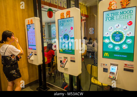 Singapur, Singapur - Februar 01, 2018: Selbstbedienungsautomaten bei McDonald's Restaurant in Singapur. McDonald's ist eine US-amerikanische Hamburger und Fast Food Restaurant kette Stockfoto