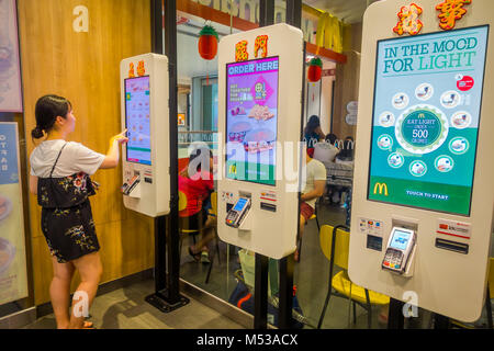 Singapur, Singapur - Februar 01, 2018: Selbstbedienungsautomaten bei McDonald's Restaurant in Singapur. McDonald's ist eine US-amerikanische Hamburger und Fast Food Restaurant kette Stockfoto
