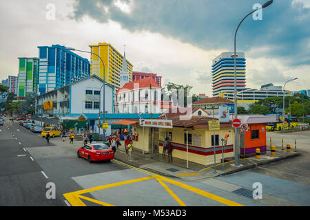 Singapur, Singapur - Februar 01, 2018: Im Freien von unbekannten Menschen zu Fuß in den Straßen der Stadt im Central District von Singapur Stockfoto