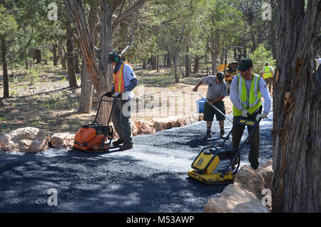 South Rim Greenway Bau im August 2011. Greenway Trail System des Grand Canyon ist eine multi-modale, zugängliche Trail System, dass nicht-motorisierte Reisen fördert und ergänzt den kostenlosen Shuttle System des Parks, die mit saisonalen Shuttle Bus Service zum und vom Tusayan. Greenway III (Tusayan Greenway), auf der South Rim, besteht aus einem 9 Fuß breit, verdichteten Boden Fläche für Fußgänger und Radfahrer, mit einer breiten Schulter Bereich, die von Reitern benutzt werden können. Da die Finanzierung zur Verfügung steht, wechselt der verdichteten Boden Oberfläche wird mit Pflaster ersetzt werden. Der Weg wird von Grand C konstruiert Stockfoto