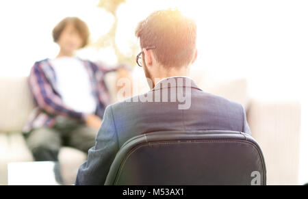 Rechtsanwalt seinem Mandanten berät. Zurück anzeigen. Begriff der Vertraulichkeit. Stockfoto