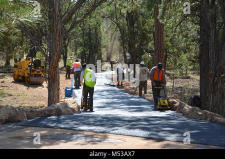 South Rim Greenway Bau im August 2011. Greenway Trail System des Grand Canyon ist eine multi-modale, zugängliche Trail System, dass nicht-motorisierte Reisen fördert und ergänzt den kostenlosen Shuttle System des Parks, die mit saisonalen Shuttle Bus Service zum und vom Tusayan. Greenway III (Tusayan Greenway), auf der South Rim, besteht aus einem 9 Fuß breit, verdichteten Boden Fläche für Fußgänger und Radfahrer, mit einer breiten Schulter Bereich, die von Reitern benutzt werden können. Da die Finanzierung zur Verfügung steht, wechselt der verdichteten Boden Oberfläche wird mit Pflaster ersetzt werden. Der Weg wird von Grand C konstruiert Stockfoto