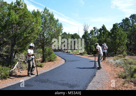 South Rim Greenway Bau im August 2011. Greenway Trail System des Grand Canyon ist eine multi-modale, zugängliche Trail System, dass nicht-motorisierte Reisen fördert und ergänzt den kostenlosen Shuttle System des Parks, die mit saisonalen Shuttle Bus Service zum und vom Tusayan. Greenway III (Tusayan Greenway), auf der South Rim, besteht aus einem 9 Fuß breit, verdichteten Boden Fläche für Fußgänger und Radfahrer, mit einer breiten Schulter Bereich, die von Reitern benutzt werden können. Da die Finanzierung zur Verfügung steht, wechselt der verdichteten Boden Oberfläche wird mit Pflaster ersetzt werden. Der Weg wird von Grand C konstruiert Stockfoto