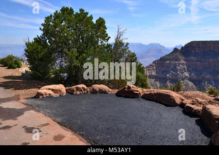 South Rim Greenway Bau im August 2011. Greenway Trail System des Grand Canyon ist eine multi-modale, zugängliche Trail System, dass nicht-motorisierte Reisen fördert und ergänzt den kostenlosen Shuttle System des Parks, die mit saisonalen Shuttle Bus Service zum und vom Tusayan. Greenway III (Tusayan Greenway), auf der South Rim, besteht aus einem 9 Fuß breit, verdichteten Boden Fläche für Fußgänger und Radfahrer, mit einer breiten Schulter Bereich, die von Reitern benutzt werden können. Da die Finanzierung zur Verfügung steht, wechselt der verdichteten Boden Oberfläche wird mit Pflaster ersetzt werden. Der Weg wird von Grand C konstruiert Stockfoto