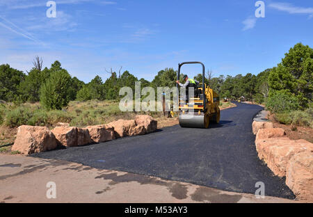 South Rim Greenway Bau im August 2011. Greenway Trail System des Grand Canyon ist eine multi-modale, zugängliche Trail System, dass nicht-motorisierte Reisen fördert und ergänzt den kostenlosen Shuttle System des Parks, die mit saisonalen Shuttle Bus Service zum und vom Tusayan. Greenway III (Tusayan Greenway), auf der South Rim, besteht aus einem 9 Fuß breit, verdichteten Boden Fläche für Fußgänger und Radfahrer, mit einer breiten Schulter Bereich, die von Reitern benutzt werden können. Da die Finanzierung zur Verfügung steht, wechselt der verdichteten Boden Oberfläche wird mit Pflaster ersetzt werden. Der Weg wird von Grand C konstruiert Stockfoto