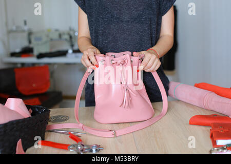 Näherin gewann pink Rucksack und Handtasche. Stockfoto