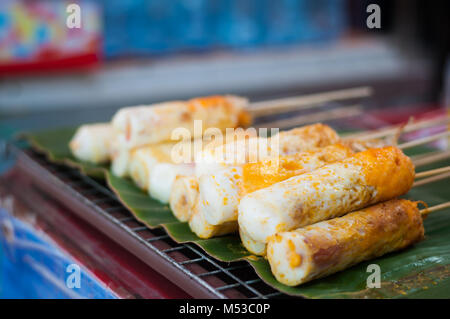 Close up Omelett Brötchen Stick auf bananenblatt mit Street Food Stockfoto