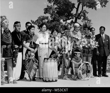 Grand Canyon Tänzer bei Hopi House. Burmas Premierminister U NU, UND TEIL SEINER OFFIZIELLEN PARTEI WIE SIE STANDEN MIT EINIGEN DER Hopi Indianer AUF DER TANZPLATTFORM NACH EINEM BESONDEREN indischen Tanz, 11. JULI 1955. Frau. U NU STEHT LINKS ZENTRUM IN DER RÜCKSEITE DER indische Trommel. HOPI CLAN CHIEF PO Stockfoto