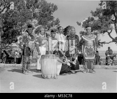 Grand Canyon Tänzer bei Hopi House. Der Premierminister von Pakistan, seine Exzellenz HUSEYN SUHRAWARDY, Haltungen mit Hopi Indianer folgende spezielle HOPI INDIANER TANZ, South Rim, GRAND CANYO Stockfoto