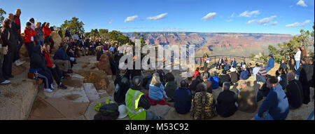 P Grand Canyon Mather Point Wahrzeichen Engagement. Neue Mather Point Amphitheater und Landmark Feature Einweihung Montag, 25 Oktober, 2010. . Park Betriebsleiter Steve Martin Adressen das Publikum bei der Einweihung der Mather Point Amphitheater. . Der Grand Canyon und Grand Canyon National Park eine neue RIM-basierte Amphitheater und Sehenswürdigkeiten erwarten Sie zum Mather Point auf der Grand Canyon South Rim am Montag, den 25. Oktober, 2. Stockfoto