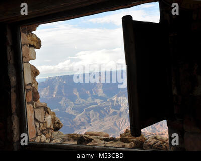 Grand Canyon Geschichte Symposium Desert View Wachturm. Blick von der Wachtturm Kiva Zimmer Fenster mit Blick nach Osten mit dem Colorado River in Sicht. Mit dem Rahmen des Fenster angebracht ist einer der Reflectoscopes. [Dunkelbraunem Holz Fenster gerahmte Blick auf den Grand Canyon und Colorado River. Reflectoscope Scharnier an der rechten Seite des Fensters; Glas ist nicht sichtbar.] Der Grand Canyon historische Gesellschaft [GCHS] Die 4 Grand Canyon Geschichte Symposiums im Süden Stockfoto