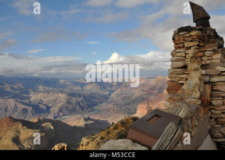 Grand Canyon Geschichte Symposium Desert View Wachturm. Ein weiterer Blick aus dem Kiva Zimmer Dach neben dem Kamin Schornstein, Reflectoscope auf der linken und einer Aussicht auf den Grand Canyon. Der Grand Canyon historische Gesellschaft [GCHS] statt der 4 Grand Canyon Geschichte Symposium zum South Rim, Grand Canyon National Park, November 4-6, 2016. Als einer der vielen Veranstaltungen und Präsentationen im 4 Grand Canyon Geschichte Symposium gehalten, war Desert View Watc Stockfoto