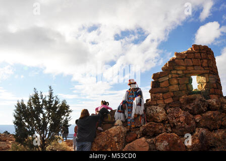 Grand Canyon Geschichte Symposium Desert View Wachturm. Blick auf eine Native American Indian in tribal Ceremonial Dress sitzen auf Wand der außerhalb der Wachtturm ruinieren. Der Grand Canyon historische Gesellschaft [GCHS] statt der 4 Grand Canyon Geschichte Symposium zum South Rim, Grand Canyon National Park, November 4-6, 2016. Als einer der vielen Veranstaltungen und Präsentationen im 4 Grand Canyon Geschichte Symposium gehalten, war Desert View Wachtturm-Tour. Ja Stockfoto