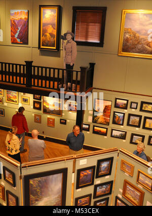 Grand Canyon Geschichte Symposium historische Kolb Studio. Anzeigen von standup Bild von Emery Kolb holding Stativ und Kamera positioniert auf dem Balkon mit Blick auf die Galerie. Der Grand Canyon historische Gesellschaft [GCHS] statt der 4 Grand Canyon Geschichte Symposium zum South Rim, Grand Canyon National Park, November 4-6, 2016. Als einer der vielen Veranstaltungen und Präsentationen im 4 Grand Canyon Geschichte Symposium statt, war der historische Kolb Studio Stockfoto