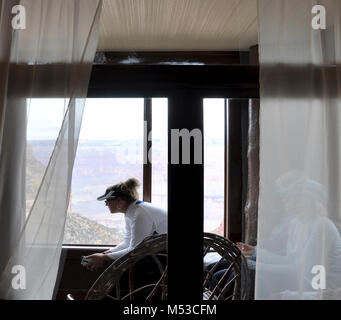 Grand Canyon Geschichte Symposium historische Kolb Studio. Anzeigen der Mitglieder sitzen auf der Veranda mit Blick auf Canyon, während Phil Payne (nicht auf dem Foto) [Fem Stockfoto