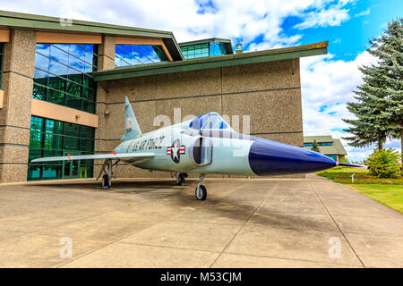 McMinnville, Oregon - August 7, 2016: US Air Force die Convair F-102A Delta Dagger auf Ausstellung im Evergreen Aviation & Space Museum. Stockfoto