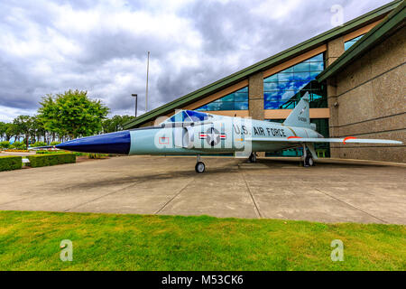 McMinnville, Oregon - August 7, 2016: US Air Force die Convair F-102A Delta Dagger auf Ausstellung im Evergreen Aviation & Space Museum. Stockfoto