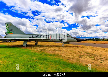 McMinnville, Oregon - August 7, 2016: US Air Force die Convair F-106 Delta Dart auf Ausstellung im Evergreen Aviation & Space Museum. Stockfoto