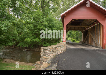 Die roddy Straße rote Brücke führt lokale Verkehr über einen Stream. Es ist in der Nähe von Guymon in Frederick County MD entfernt Stockfoto