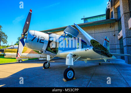 McMinnville, Oregon - 21. August 2017: US Navy Douglas EA-1F Skyraider auf Ausstellung im Evergreen Aviation & Space Museum. Stockfoto