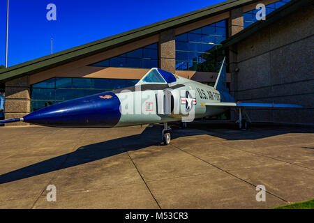 McMinnville, Oregon - 21. August 2017: US Air Force die Convair F-102A Delta Dagger auf Ausstellung im Evergreen Aviation & Space Museum. Stockfoto