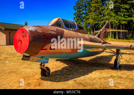 McMinnville, Oregon - 21. August 2017: Mikoyan-Gurevich MiG-15 UTI BIN idget' (Shenyang JJ-2) '22 Schwarz' auf Ausstellung im Evergreen Aviation & Space Muse Stockfoto