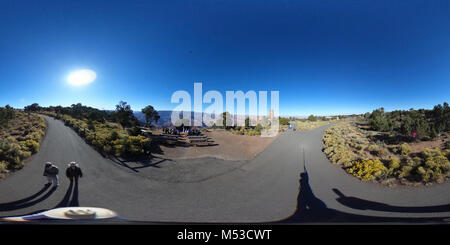 Desert View Fußweg Bewertung. Blick auf Fußweg, Desert View Bus/RV Parkplatz zum Desert View Amphitheater und Wachtturm verbindet. Mehrere Pfade führen von Parkplätzen an den Wachturm und das Canyon Rim. Für Reisende, die in den Park über den Eingang Ost, ein Stopp am Desert View bietet den ersten Blick auf den Grand Canyon. Sehenswürdigkeiten einige der schönsten Ausblicke auf den Colorado River und Canyon geolo Stockfoto