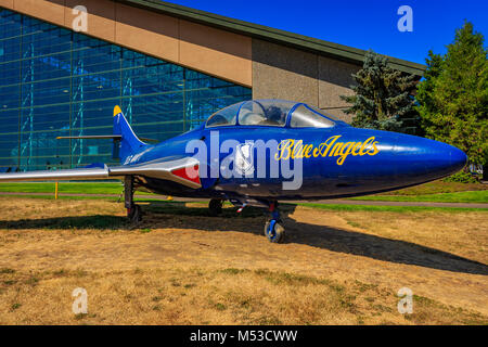 McMinnville, Oregon - 21. August 2017: Grumman TF-9 J Cougar Kampfflugzeuge in der Farbe der "Blaue Engel" auf dem Messegelände im Evergreen Aviation & S Stockfoto