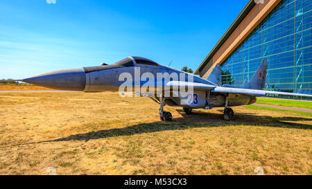 McMinnville, Oregon - 21. August 2017: Mikoyan Gurevich MiG-29 "Fulcrum" auf dem Messegelände im Evergreen Aviation & Space Museum. Stockfoto