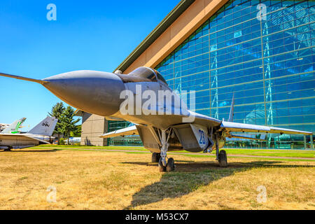 McMinnville, Oregon - 21. August 2017: Mikoyan Gurevich MiG-29 "Fulcrum" auf dem Messegelände im Evergreen Aviation & Space Museum. Stockfoto