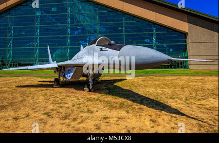 McMinnville, Oregon - 21. August 2017: Mikoyan Gurevich MiG-29 "Fulcrum" auf dem Messegelände im Evergreen Aviation & Space Museum. Stockfoto